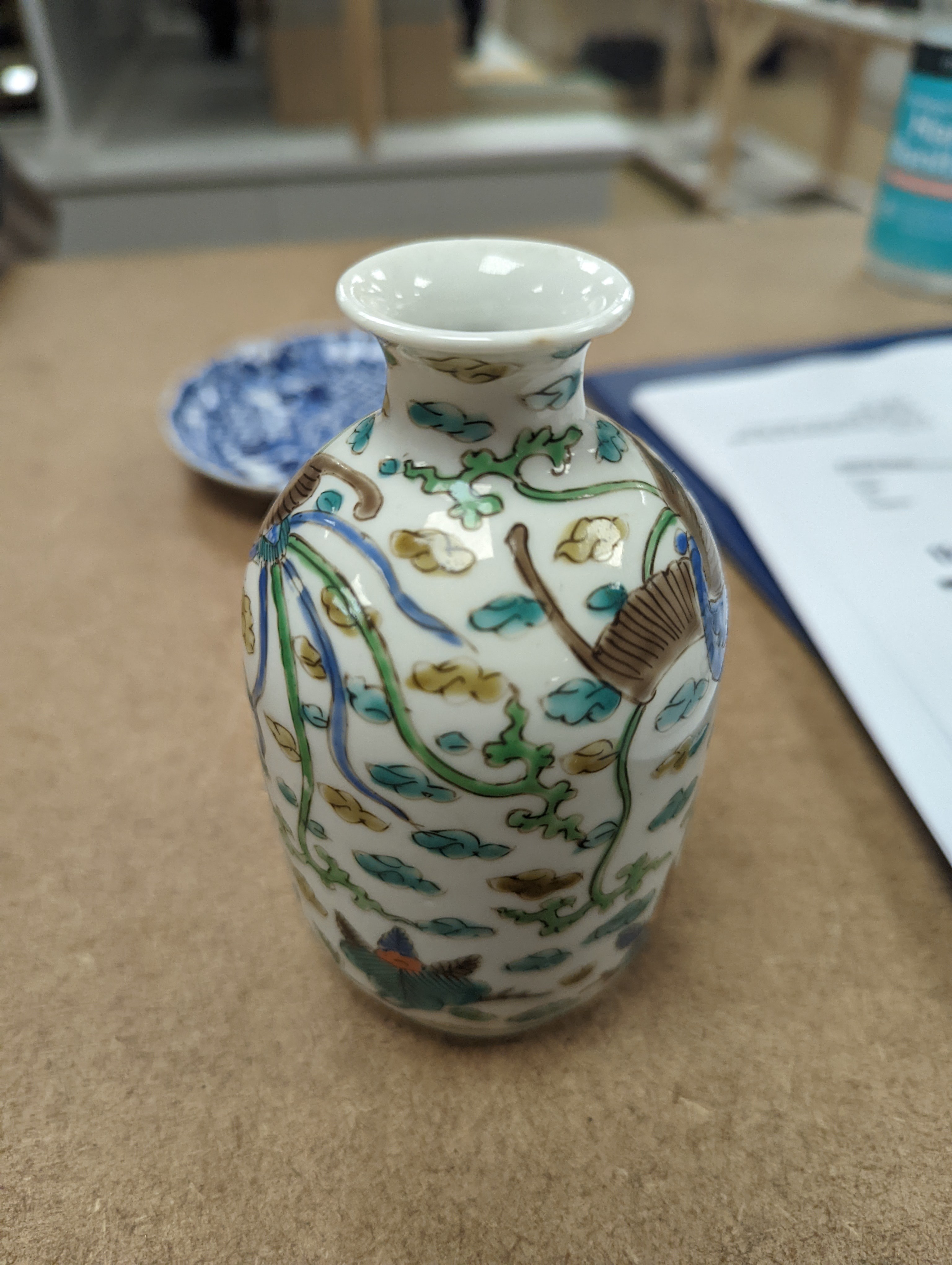 Two Chinese porcelain saucer dishes and an enamelled porcelain vase, 18th century and later, 12.5cm